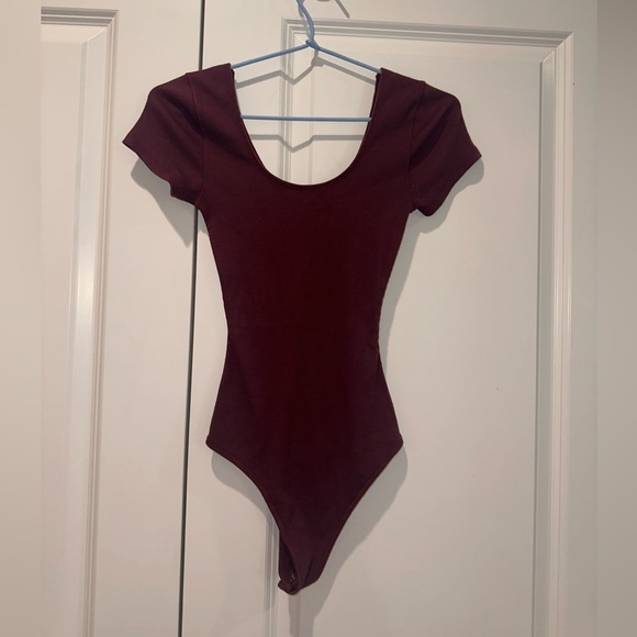 Abercrombie & Flitch Short-Sleeve Cotton Ribbed Scoop Neck Bodysuit in Maroon XS - Picture 2 of 11